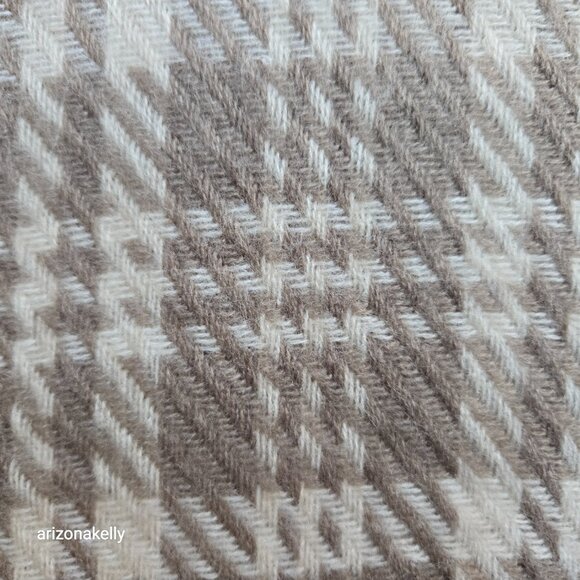 NWOT Cashmere Houndstooth Square Scarf Tan White Large - Picture 7 of 14